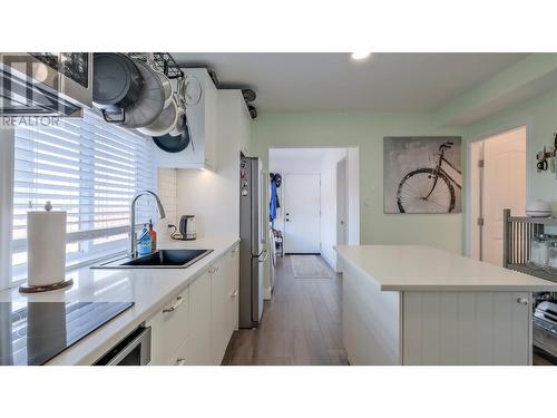 726 Coronation Avenue, Kelowna, BC - Indoor Photo Showing Kitchen With Upgraded Kitchen