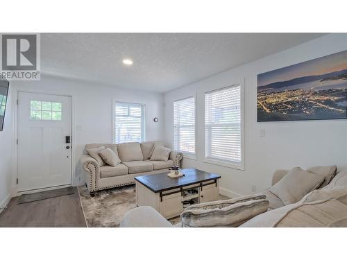 726 Coronation Avenue, Kelowna, BC - Indoor Photo Showing Living Room