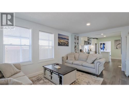 726 Coronation Avenue, Kelowna, BC - Indoor Photo Showing Living Room