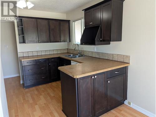 1087 Monterey Court, Kelowna, BC - Indoor Photo Showing Kitchen With Double Sink