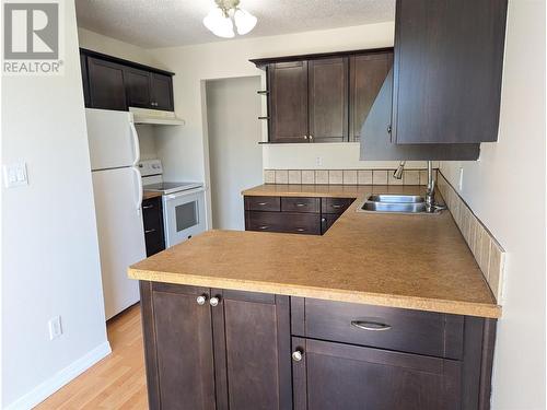 1087 Monterey Court, Kelowna, BC - Indoor Photo Showing Kitchen With Double Sink