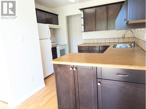 1087 Monterey Court, Kelowna, BC - Indoor Photo Showing Kitchen With Double Sink