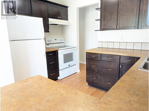 1087 Monterey Court, Kelowna, BC - Indoor Photo Showing Kitchen