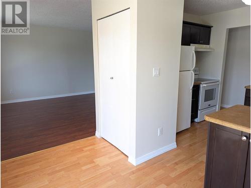 1087 Monterey Court, Kelowna, BC - Indoor Photo Showing Kitchen