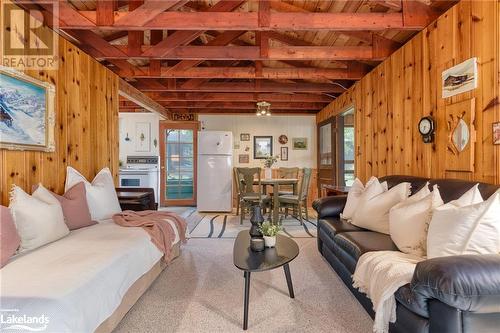 464 Springfield Road, Huntsville, ON - Indoor Photo Showing Living Room