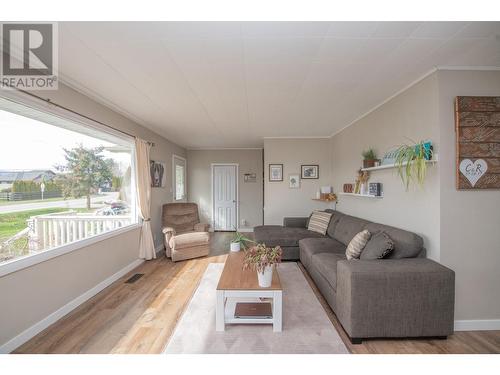 2125 Francis Street, Vernon, BC - Indoor Photo Showing Living Room