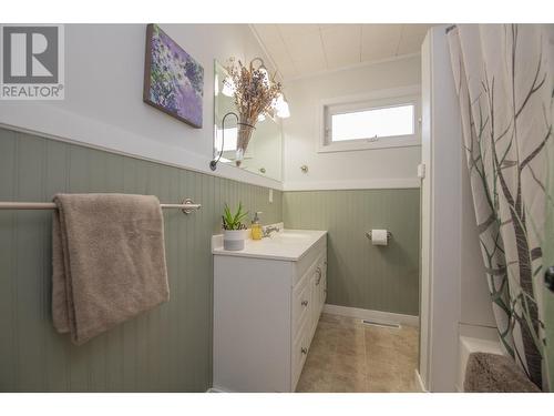 2125 Francis Street, Vernon, BC - Indoor Photo Showing Bathroom