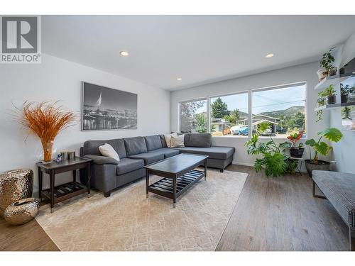 1603 Elm Street, Kelowna, BC - Indoor Photo Showing Living Room