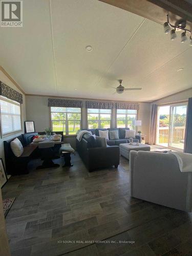 530 - 1501 Line 8 Road, Niagara-On-The-Lake, ON - Indoor Photo Showing Living Room