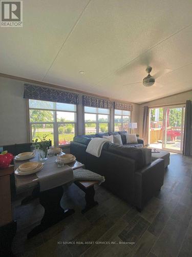 530 - 1501 Line 8 Road, Niagara-On-The-Lake, ON - Indoor Photo Showing Living Room