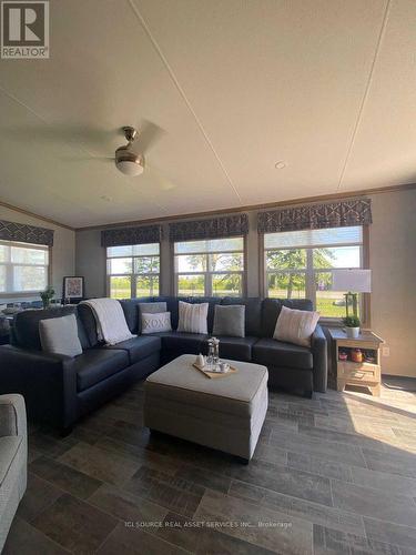 530 - 1501 Line 8 Road, Niagara-On-The-Lake, ON - Indoor Photo Showing Living Room