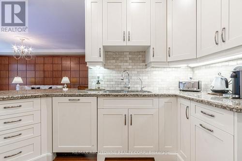 15 - 2400 Neyagawa Boulevard, Oakville, ON - Indoor Photo Showing Kitchen With Upgraded Kitchen