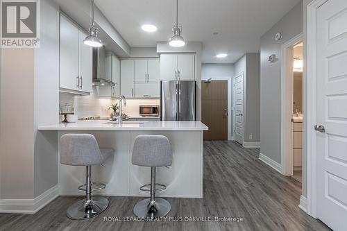 428 - 128 Grovewood Common, Oakville, ON - Indoor Photo Showing Kitchen With Upgraded Kitchen