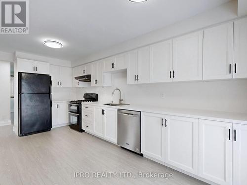 65 Seaton Drive, Aurora (Aurora Highlands), ON - Indoor Photo Showing Kitchen