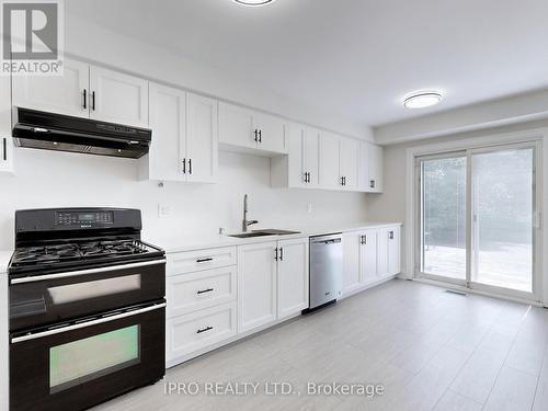 65 Seaton Drive, Aurora (Aurora Highlands), ON - Indoor Photo Showing Kitchen