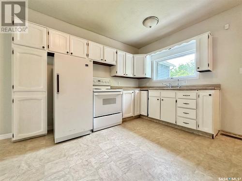 1210 Robinson Street, Regina, SK - Indoor Photo Showing Kitchen