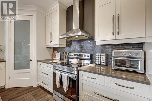 998 Gleneagle Trail, London, ON - Indoor Photo Showing Kitchen With Upgraded Kitchen