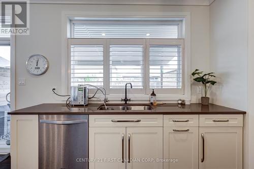 998 Gleneagle Trail, London, ON - Indoor Photo Showing Kitchen With Double Sink