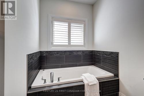 998 Gleneagle Trail, London, ON - Indoor Photo Showing Bathroom