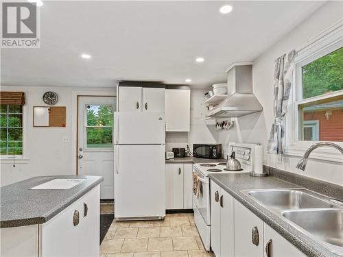 451 Murphy Road, Saint-Norbert, NB - Indoor Photo Showing Kitchen With Double Sink