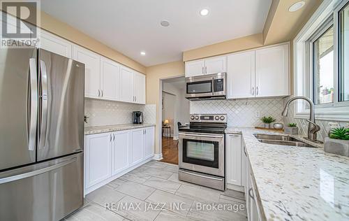 75 Tidworth Square, Toronto E07, ON - Indoor Photo Showing Kitchen With Double Sink With Upgraded Kitchen