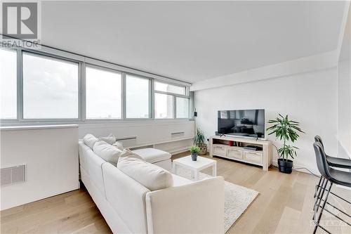 500 Laurier Avenue W Unit#1509, Ottawa, ON - Indoor Photo Showing Living Room