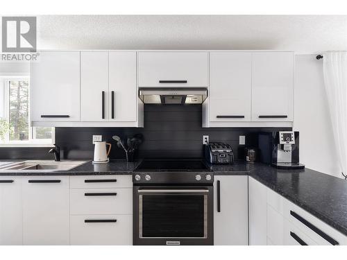 338 Howards Road, Vernon, BC - Indoor Photo Showing Kitchen With Double Sink