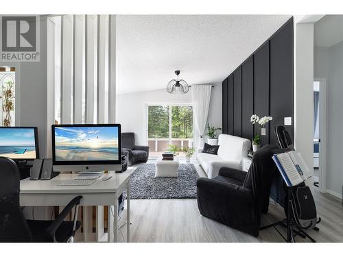 338 Howards Road, Vernon, BC - Indoor Photo Showing Living Room