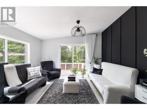 338 Howards Road, Vernon, BC - Indoor Photo Showing Living Room