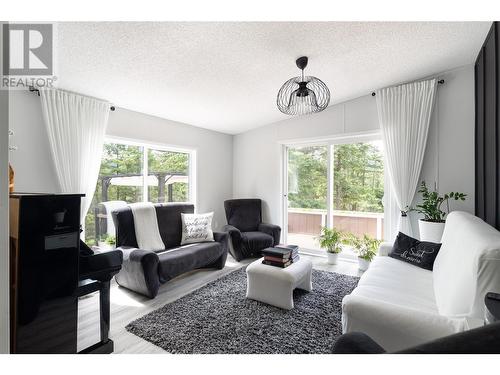 338 Howards Road, Vernon, BC - Indoor Photo Showing Living Room