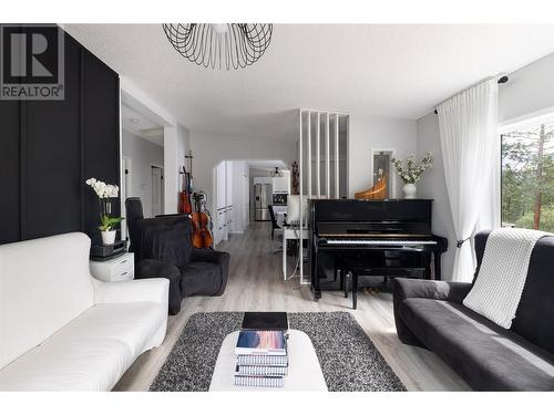 338 Howards Road, Vernon, BC - Indoor Photo Showing Living Room