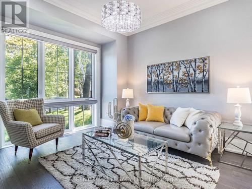 1368 Kenmuir Avenue, Mississauga (Mineola), ON - Indoor Photo Showing Living Room