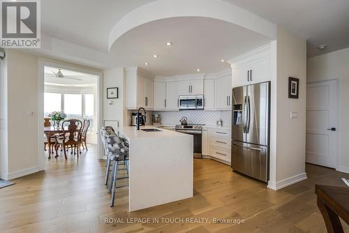 1011 - 2 Toronto Street S, Barrie (City Centre), ON - Indoor Photo Showing Kitchen With Upgraded Kitchen