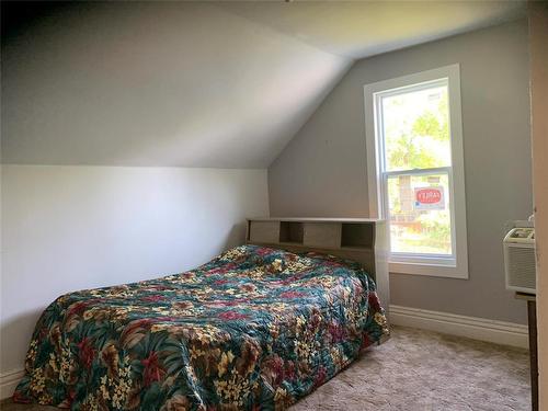 25 4Th Street, Gladstone, MB - Indoor Photo Showing Bedroom