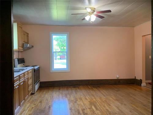 25 4Th Street, Gladstone, MB - Indoor Photo Showing Kitchen With Double Sink