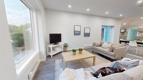 112 9Th Avenue S, Virden, MB - Indoor Photo Showing Living Room