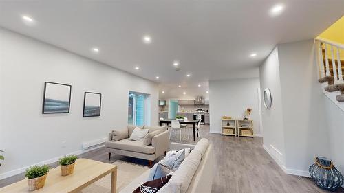 112 9Th Avenue S, Virden, MB - Indoor Photo Showing Living Room