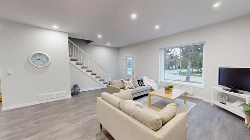 112 9Th Avenue S, Virden, MB - Indoor Photo Showing Living Room