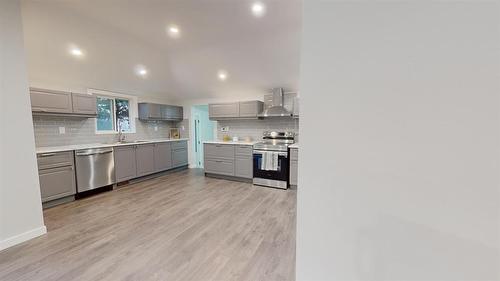 112 9Th Avenue S, Virden, MB - Indoor Photo Showing Kitchen With Stainless Steel Kitchen