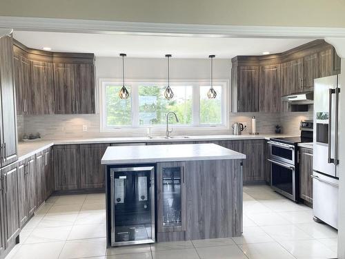 Vue sur l'eau - 300 Ch. Du Tour-Du-Lac-David S., Lac-Des-Écorces, QC - Indoor Photo Showing Kitchen With Double Sink With Upgraded Kitchen