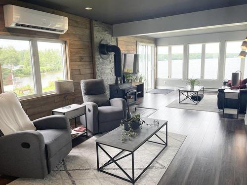 Vue sur l'eau - 300 Ch. Du Tour-Du-Lac-David S., Lac-Des-Écorces, QC - Indoor Photo Showing Living Room