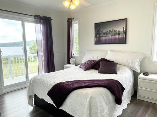 Vue sur l'eau - 300 Ch. Du Tour-Du-Lac-David S., Lac-Des-Écorces, QC - Indoor Photo Showing Bedroom