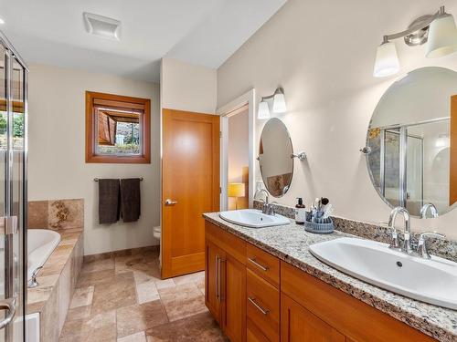 3259 Shuswap Rd, Kamloops, BC - Indoor Photo Showing Bathroom