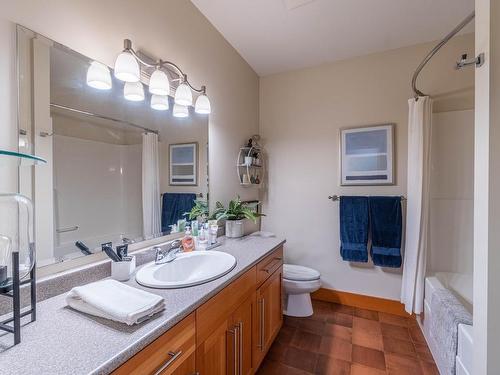 3259 Shuswap Rd, Kamloops, BC - Indoor Photo Showing Bathroom