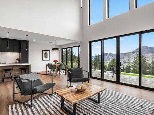 2166 Galore Cres, Kamloops, BC - Indoor Photo Showing Living Room