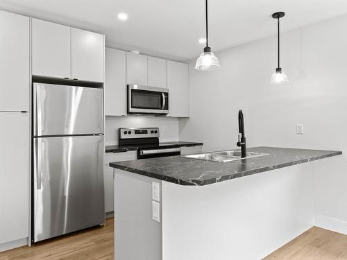 2166 Galore Cres, Kamloops, BC - Indoor Photo Showing Kitchen With Double Sink With Upgraded Kitchen