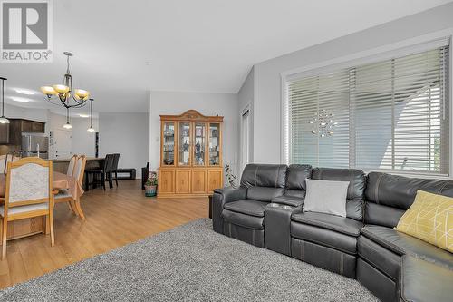 3739 Casorso Road Unit# 307, Kelowna, BC - Indoor Photo Showing Living Room