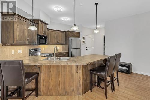 3739 Casorso Road Unit# 307, Kelowna, BC - Indoor Photo Showing Kitchen With Double Sink