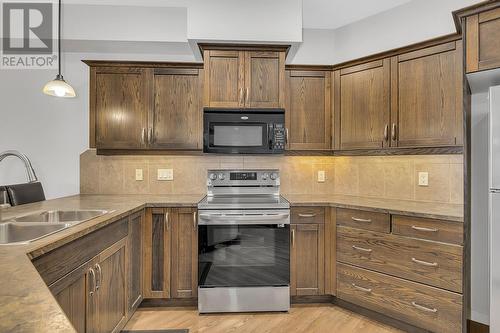 3739 Casorso Road Unit# 307, Kelowna, BC - Indoor Photo Showing Kitchen With Double Sink