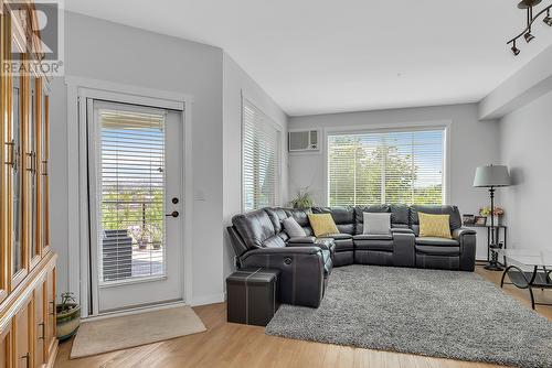 3739 Casorso Road Unit# 307, Kelowna, BC - Indoor Photo Showing Living Room